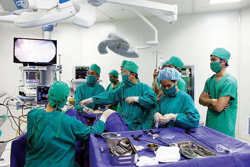 Một ca phẫu thuật nội soi tại Bệnh viện Sản Nhi Quảng Ninh.