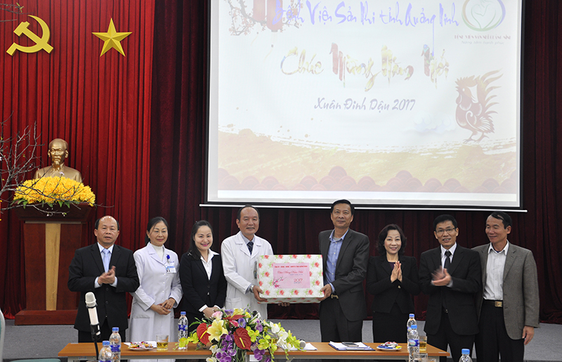 Bí thư Tỉnh ủy Nguyễn Văn Đọc tặng quà Tết cho tập thể cán bộ y, bác sĩ Bệnh viện Sản Nhi Quảng Ninh.