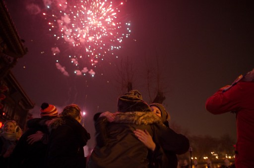 Pháo hoa tại thủ đô Bắc Kinh, Trung Quốc trong đêm giao thừa. (Ảnh: AFP)