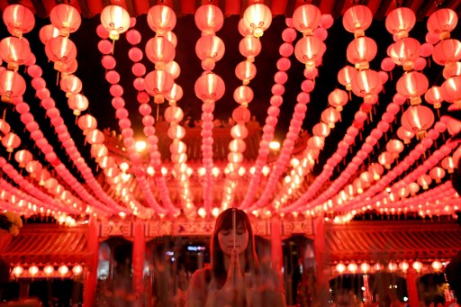 Người Malaysia gốc Hoa đi lễ chùa trong thời khắc giao thời giữa năm cũ và mới. (Ảnh: AFP)