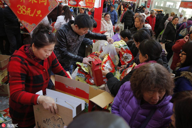 Tết cổ truyền là một trong những sự kiện quan trong nhất trong một năm đối với người Trung. Trong ảnh: người dân Bắc Kinh nô nức mua sắm hàng hóa để chuẩn bị cho Tết Đinh Dậu (Ảnh: China Daily)