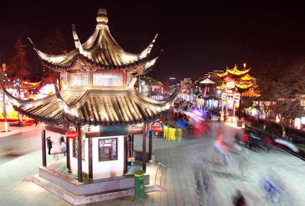 Thành phố Nam Kinh, Trung Quốc rực rỡ trong ánh đèn về đêm (Ảnh: China Daily)