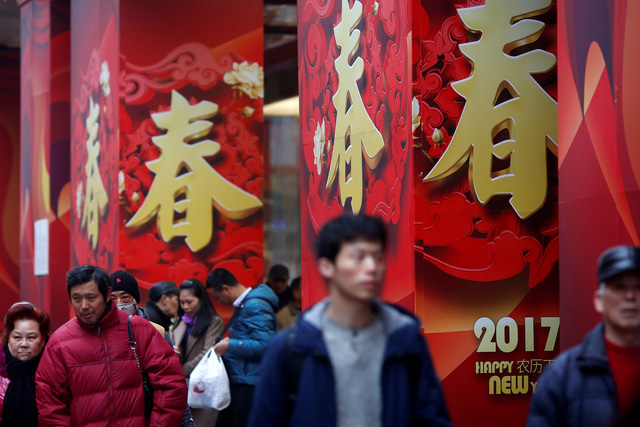Đường phố Trung Quốc được trang hoàng rực rỡ trong những ngày cận Tết (Ảnh: Reuters)