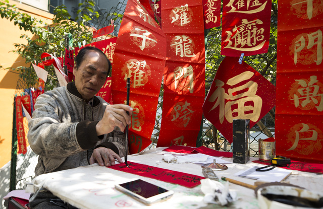 Xin câu đối, xin chữ để treo dịp Tết cũng là một phong tục được người dân nhiều nơi coi trọng mỗi dịp đầu năm mới, trong đó có cả Hong Kong (Ảnh: Reuters)