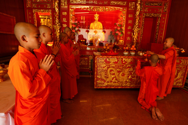 Các nhà sư cầu nguyện trong một ngôi đền nhân dịp năm mới ở khu phố của người Trung Quốc tại thủ đô Bangkok, Thái Lan (Ảnh: Reuters)