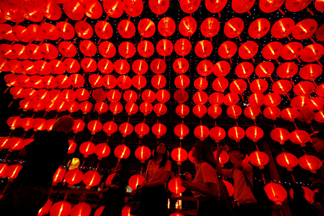 Một khu phố ở Bangkok, Thái Lan được trang trí bằng hàng loạt đèn lồng đỏ nhân dịp năm mới. Trong quan niệm của nhiều người dân châu Á, màu đỏ tượng trưng cho may mắn và thịnh vượng, do vậy đây là màu sắc chủ đạo ở nhiều nơi nhân dịp Tết (Ảnh: Reuters)