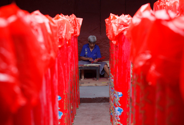 Một thợ làm hương tại đền Dharma Bhakti ở thủ đô Jakarta của Indonesia đang tất bật với những công việc cuối năm. (Ảnh: Reuters)