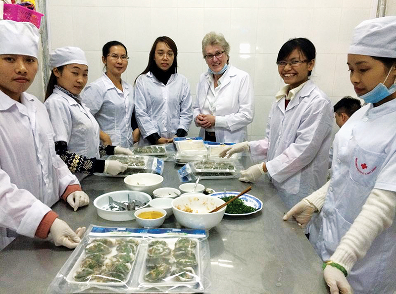 Phạm Thị Hiền (thứ 3 từ trái sang) cùng chuyên gia người Hà Lan hướng dẫn và chuyển giao công nghệ chế biến sản phẩm hàu tẩm ướp gia vị cho đội ngũ cán bộ, nhân viên của Công ty TNHH Sản xuất và Thương mại thuỷ sản Quảng Ninh. (Ảnh do nhân vật cung cấp)