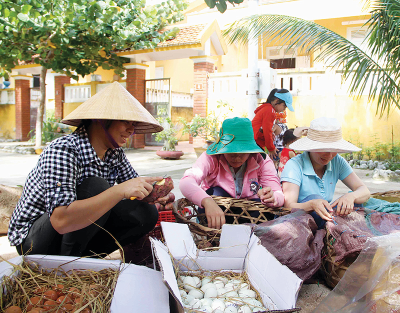 Người dân xã đảo Song Tử Tây phấn khởi khi nhận lương thực thực phẩm, quà Tết gửi từ đất liền.