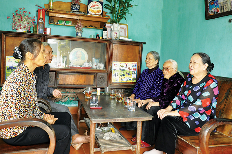 Các con gái của cụ Nguyễn Thị Tê thường xuyên đến chơi với mẹ.