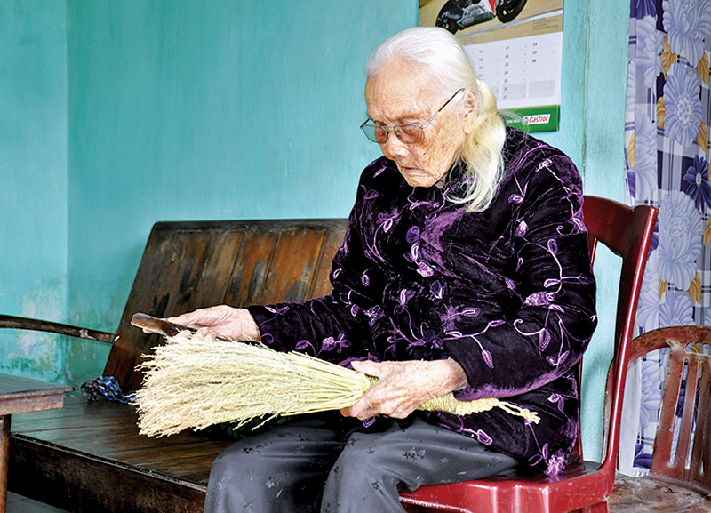 Dù đã 108 tuổi, nhưng cụ Nguyễn Thị Tê vẫn thích bện chổi rơm cho con, cho cháu mỗi dịp Tết đến.