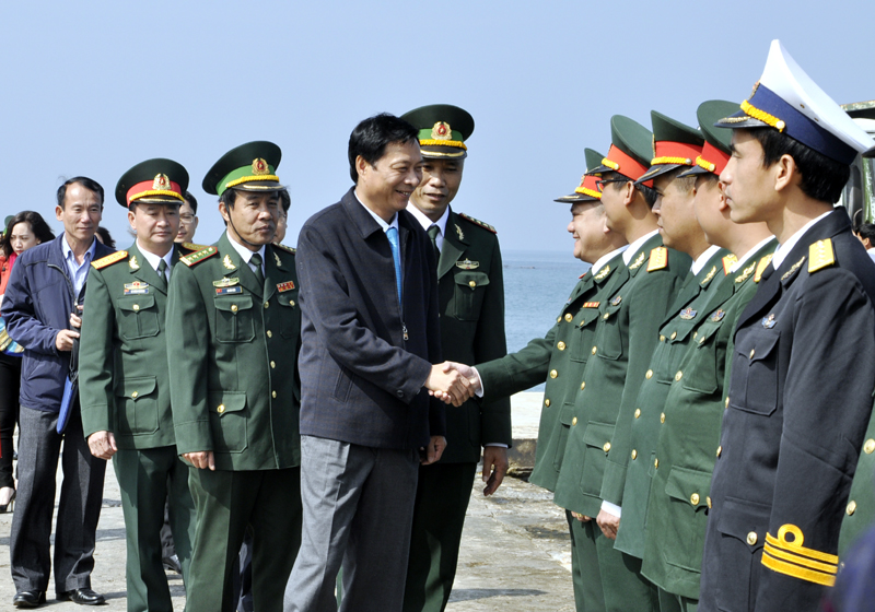 Bí thư Tỉnh ủy chúc Tết cán bộ, chiến sĩ các đơn vị đang đóng quân trên đảo Trần.