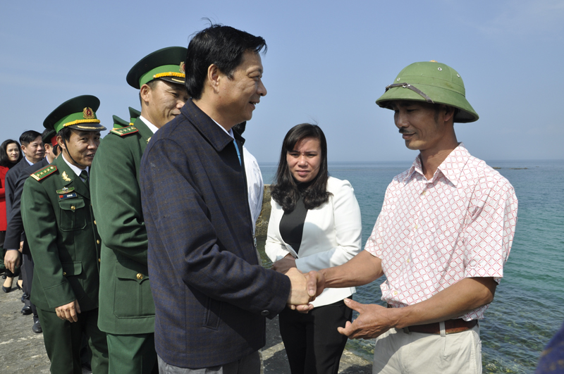 Quân và dân đảo Trần đón đồng chí Bí thư Tỉnh ủy ra thăm đảo.