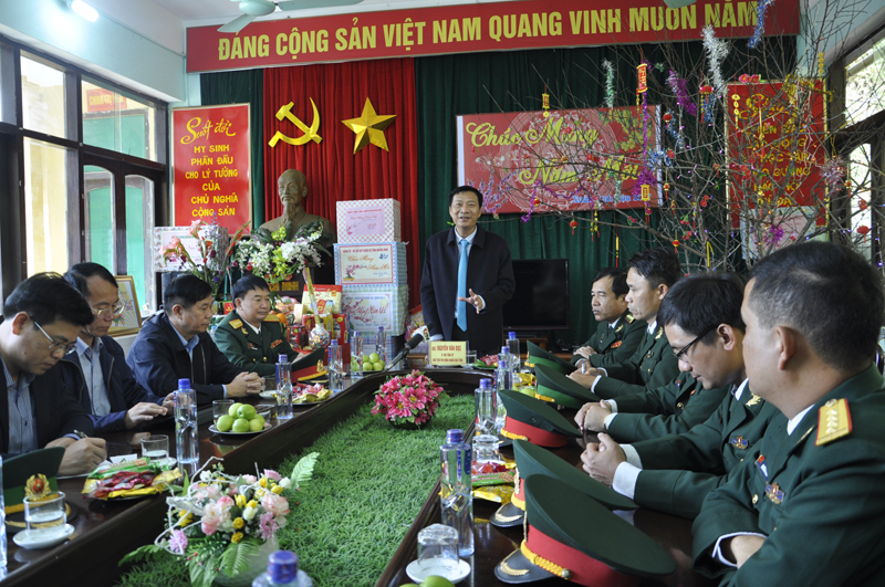 Đồng chí Bí thư Tỉnh ủy Nguyễn Văn Đọc chúc mừng và biểu dương những kết quả đạt được trong thực hiện các nhiệm vụ công tác của lực lượng vũ trang đóng quân trên đảo Trần.