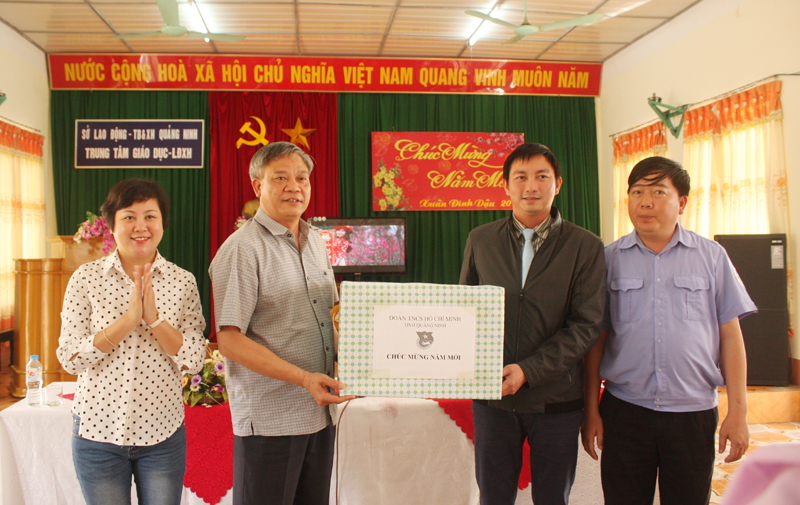 Đồng chí Lê Hùng Sơn, Phó Bí thư Tỉnh Đoàn tặng quà, chúc Tết cán bộ, nhân viên và học viên Trung tâm Giáo dục Lao động Xã hội tỉnh Quảng Ninh.