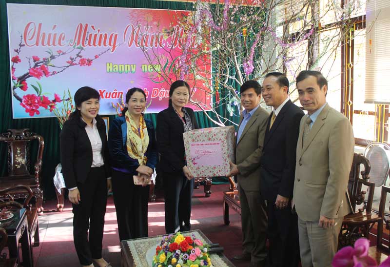 Đồng chí Đỗ Thị Hoàng, Phó Bí thư Thường trực Tỉnh ủy chúc Tết, tặng quà cán bộ, công chức, viên chức  huyện Tiên Yên.