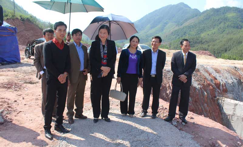 Đồng chí Đỗ Thị Hoàng, Phó Bí thư Thường trực Tỉnh ủy nắm bắt tình hình triển khai Dự án hồ chứa nước Khe Cát tại xã Hải Lạng (Tiên Yên).
