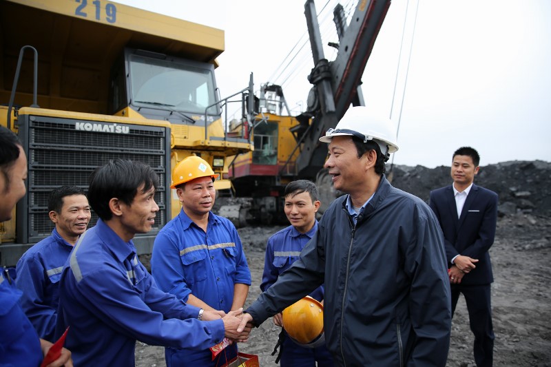 Đồng chí Bí thư Tỉnh ủy thăm hỏi, trò chuyện cùng công nhân mỏ than Hà Tu trong ngày đầu năm.