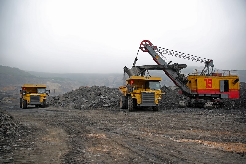 Ngay từ ngày đầu Xuân, mỏ than Hà Tu đã bố trí nhân công và trang thiết bị máy móc bắt tay vào sản xuất than.