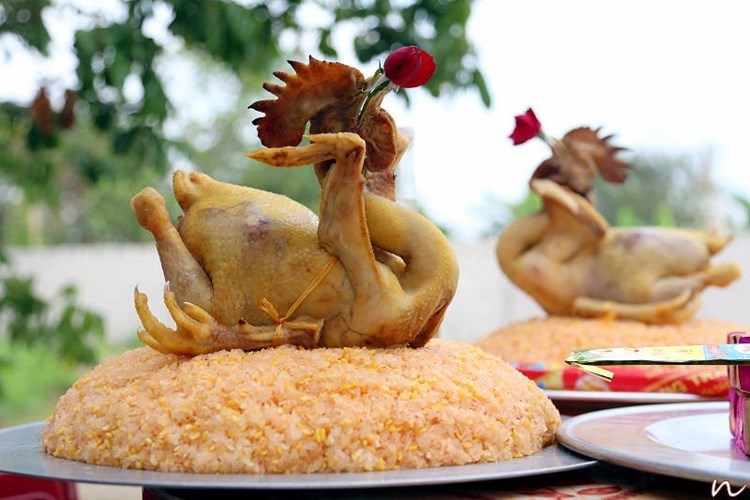  Con gà thường được chọn làm vật cúng tế của người Việt trong các dịp lễ, Tết xuất phát từ truyền thuyết về một con gà trống cất tiếng gáy khiến mặt trời trở lại, khiến mặt đất lại sáng bừng lên. 
