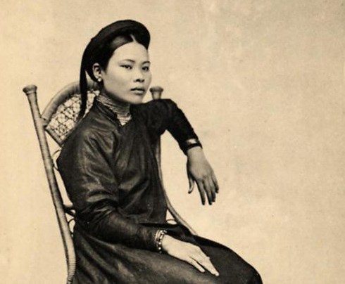  Trong văn hóa người Việt, cách trang phục phụ nữ miền Bắc ngày xưa khi vấn khăn thì để chừa ra một đoạn tóc đầu cùng bỏ buông lơi, gọi là 
