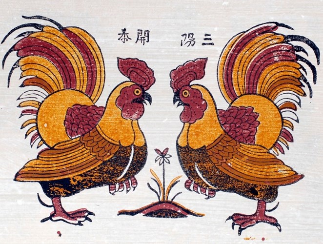  Trong đạo Mẫu của người Việt, biểu tượng con gà thường được đứng ở vị trí trang trọng trước điện thờ tiên thánh. Theo các nhà nghiên cứu, biểu tượng này liên quan đến việc con gà được sử dụng trong thuật bói toán của người Việt cổ. 