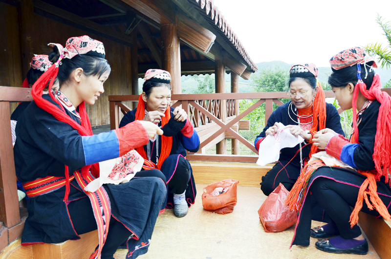 Phụ nữ Dao Thanh Y ở xã Bằng Cả tập trung học may thêu tại Khu bảo tồn văn hoá người Dao, thôn 2, xã Bằng Cả, Hoành Bồ.