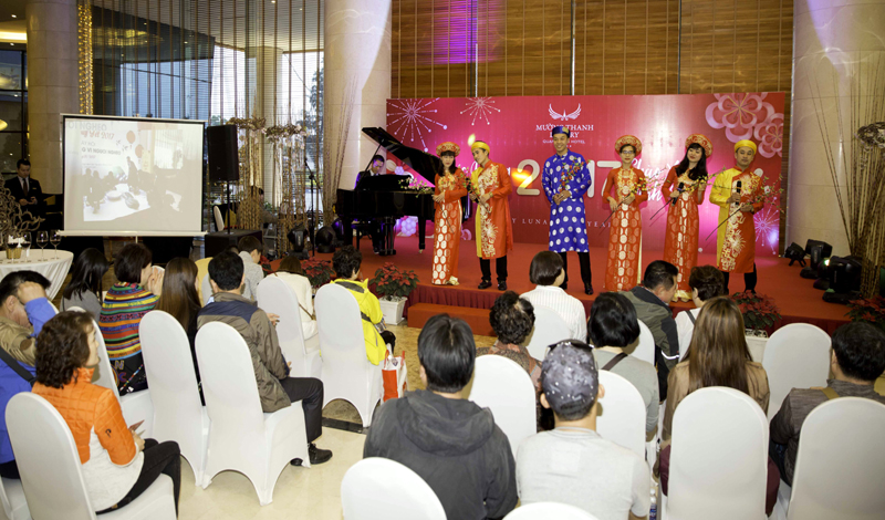 Nhiều chương trình nghệ thuật truyền thống đặc sắc được các khách sạn tổ chức để phục vụ du khách nước ngoài.             