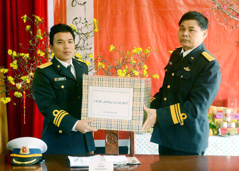 Đại tá Tô Vũ Đặt, Phó Tư lệnh Vùng 1 Hải quân (bên phải) tặng quà cán bộ, chiến sĩ Trạm rada Hải quân 485 (huyện đảo Vân Đồn)...