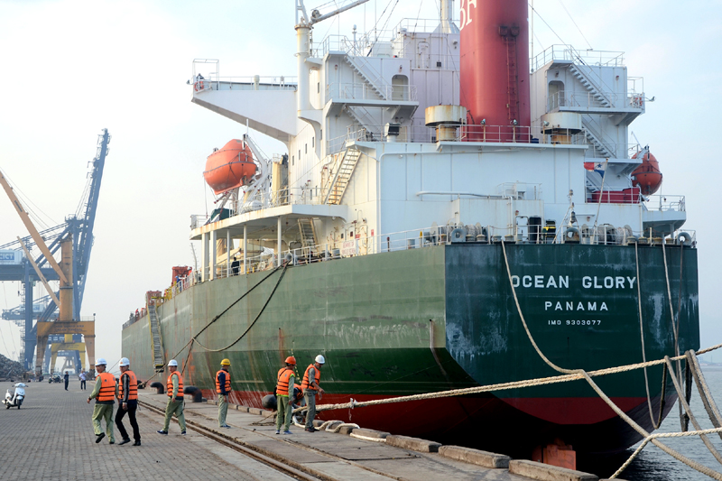 Tàu OCEAN GLORY vào bốc dỡ hàng hoá tại cảng Cái Lân hôm mùng 3 Tết.   Ảnh: Đỗ Phương