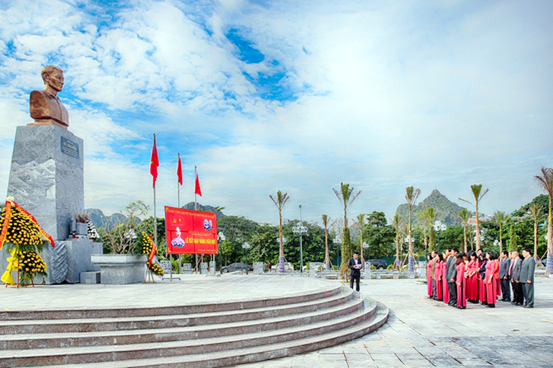 Chi bộ Phòng Báo Điện tử, Đảng bộ cơ quan Báo Quảng Ninh, tổ chức lễ kết nạp đảng viên mới tại Tượng đài đồng chí Vũ Văn Hiếu. Ảnh: HÙNG SƠN