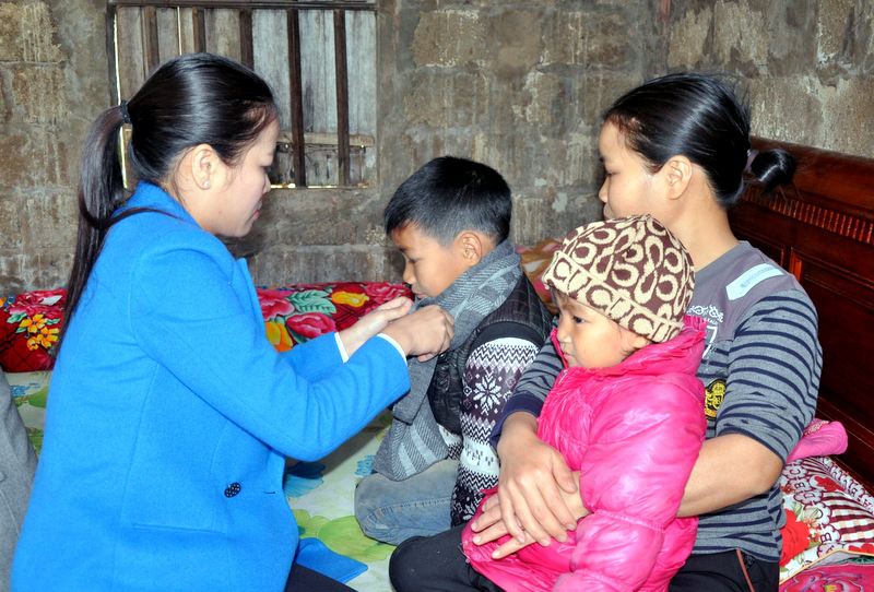 Lãnh đạo Tỉnh Đoàn tặng mũ len, khăn ấm cho trẻ em nghèo xã Quảng Đức (huyện Hải Hà) nhân dịp Tết Đinh Dậu 2017.