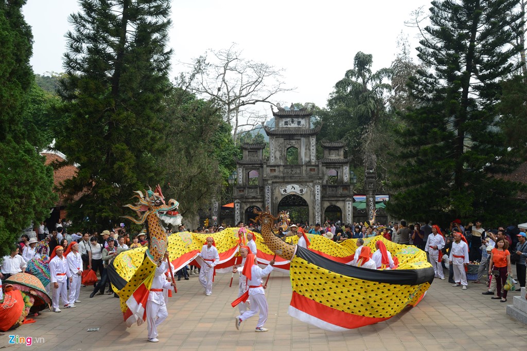 Sau lễ khai hội, các đội múa rồng, lân sư tưng bừng biểu diễn trước sân chùa phục vụ khách tham quan.