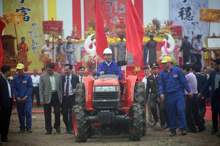  Tại lễ hội, Chủ tịch nước Trần Đại Quang lái máy cày để hưởng ứng phong trào “công nghiệp hóa - hiện đại hóa nông nghiệp, nông thôn”. 