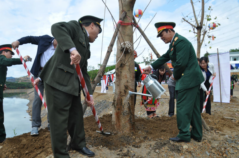 Lãnh đạo TCT Đông Bắc và huyện Hoành Bồ, hưởng ứng Tết trồng cây năm 2017