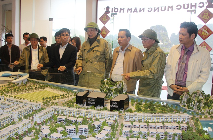Đồng chí Nguyễn Đức Long, Chủ tịch UBND tỉnh, kiểm tra Dự án Khu Đô thị mới Đồng hòn Cặp Bè (Mon bay Hạ Long)