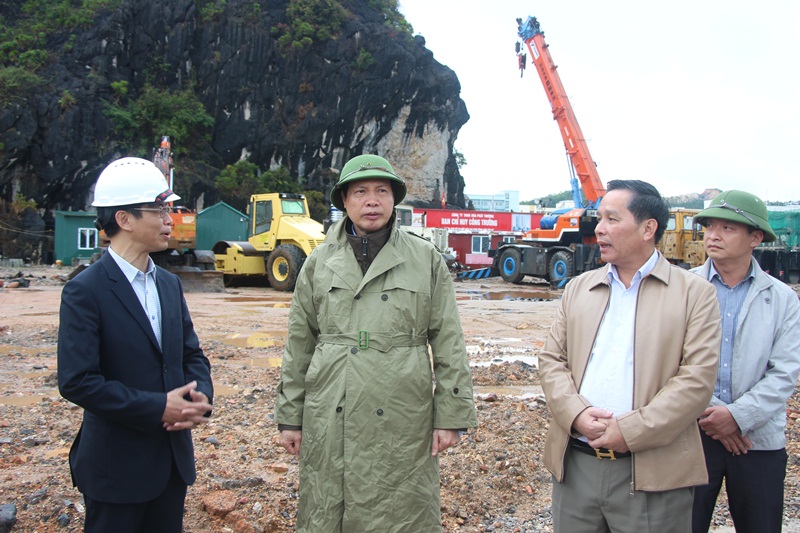 Đồng chí Nguyễn Đức Long, Chủ tịch UBND tỉnh, kiểm tra Dự án Khu Đô thị mới Đồng hòn Cặp Bè (Mon bay Hạ Long)