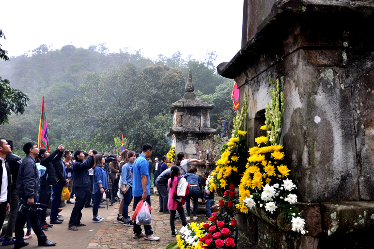 Khu am - chùa Ngoạ Vân được trang hoàng rực rỡ chào đón du khách hành hương.
