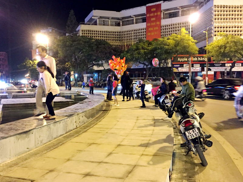 Người dân dừng đỗ xe trái quy định tại khu vực Cột Đồng Hồ để chụp ảnh. (Ảnh chụp lúc 20 giờ 45 phút, ngày 29-1-2017)