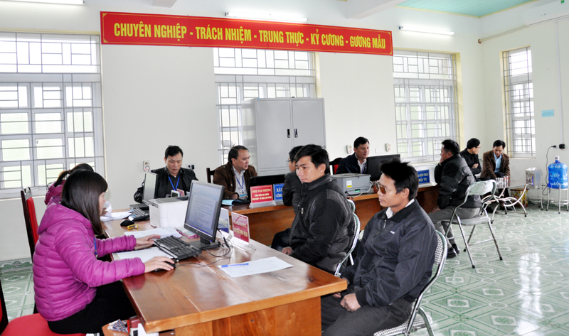 Cán bộ xã Nam Sơn hướng dẫn người dân giải quyết các TTHC tại Bộ phận tiếp nhận và trả kết quả hiện đại của xã.