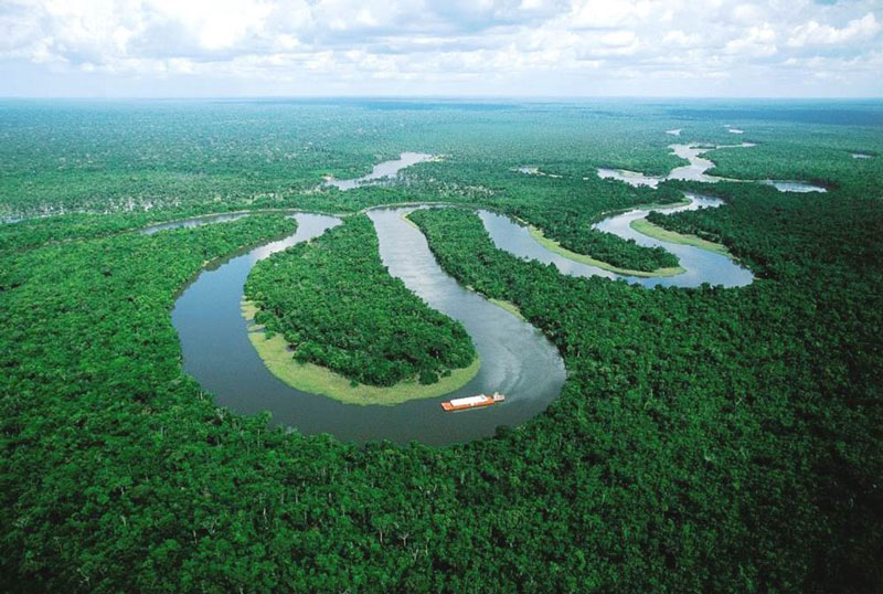 3. Sông Amazon. Là dòng sông ở Nam Mỹ. Nó là một trong những sông dài nhất thế giới và có lưu vực rộng nhất thế giới. Sông Amazon chiếm khoảng 20% tổng lưu lượng nước ngọt cung cấp cho các đại dương. Chỗ rộng nhất của sông vào mùa khô khoảng 11 km. Vào mùa mưa lũ, chỗ rộng nhất của sông có thể lên đến 40 km và khu vực cửa sông có thể rộng tới 325 km.