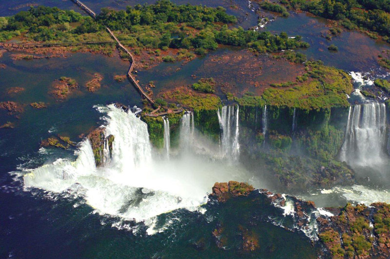 4. Thác Iguazu. Thác nước nằm trên sông Iguazu, biên giới của bang Parana (Brazil) và tỉnh Misiones (Argentina). Nó có độ cao thay đổi từ 60 - 82m. Số lượng những thác nước nhỏ dao động từ 150 - 300, tùy thuộc vào lượng nước.