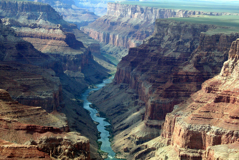 5. Hẻm núi Grand Canyon. Là khe núi dốc được tạo ra bờ sông Colorado ở tiểu bang Arizona (Mỹ). Nó nằm trong vườn quốc gia Grand Canyon. Hẻm núi Grand Canyon bị sông Colorado cắt tạo nên một khe núi hàng triệu năm về trước, với đội dài 446 km, rộng 0,4 - 24 km và sâu hơn 1.600m.