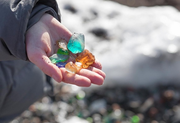 Mọi người có thể vui chơi thoải mái ở bãi biển và nhặt những viên đá cuội lấp lánh đầy màu sắc làm kỷ niệm.