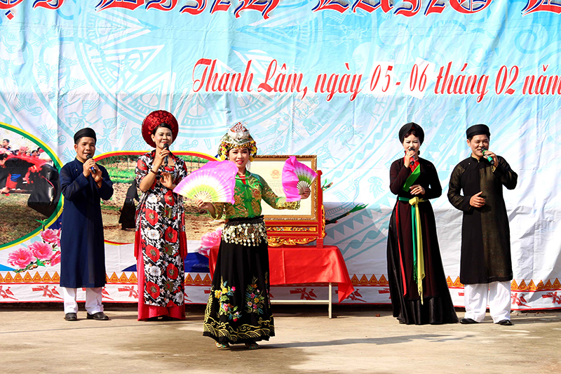  Lễ hội năm nay sôi động hơn vì có sự tham gia của các liền anh, liền chị của Đoàn Nghệ thuật Dân ca Quan họ Bắc Ninh (tỉnh Bắc Ninh)