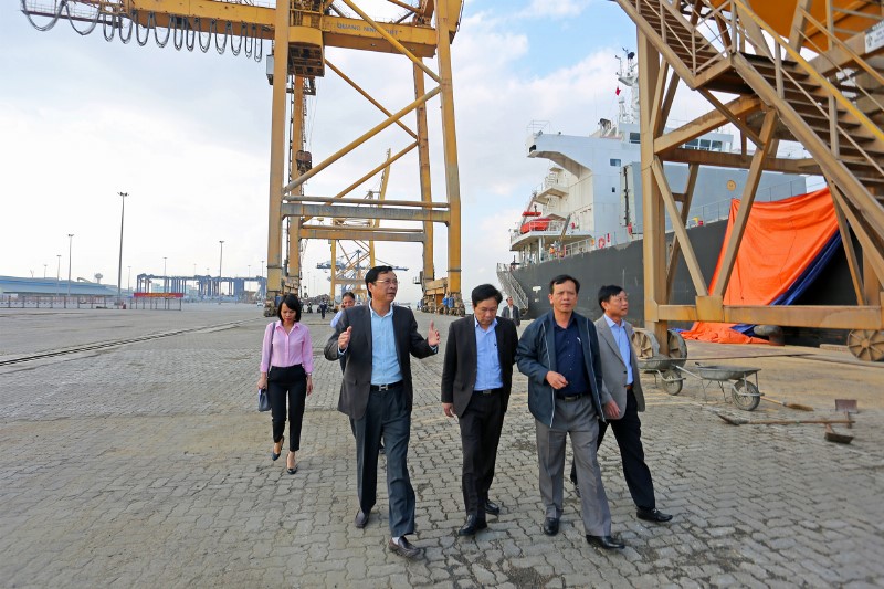 Đồng chí Bí thư Tỉnh ủy kiểm tra hoạt động bốc dỡ hàng hóa của Cảng Hòn Gai