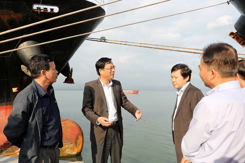 Đồng chí Bí thư Tỉnh ủy trao đổi với đại diện cảng Hòn Gai và Công ty TNHH Cảng Container Quốc tế Cái Lân CICT