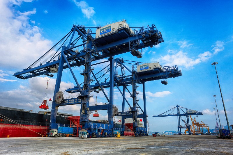 Tầu hàng đang bốc dỡ thức ăn gia súc tại cầu cảng Công ty TNHH Cảng Container Quốc tế Cái Lân CICT