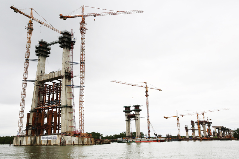 Cầu Bạch Đằng (cao tốc Hạ Long - Hải Phòng) đang thi công đốt trụ tháp 19/24, sẽ hợp long vào cuối năm 2017.