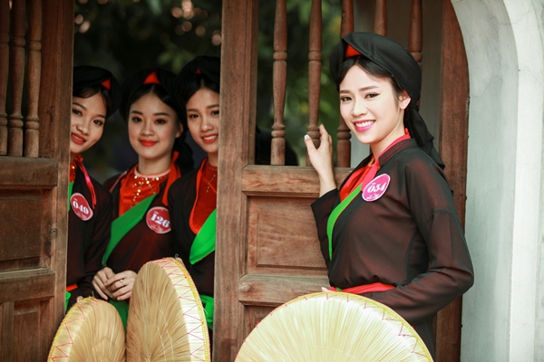Rạng rỡ trong áo mớ ba mớ bảy, nón thúng quai thao, những thiếu nữ Kinh Bắc đã làm đắm say biết bao lòng người.